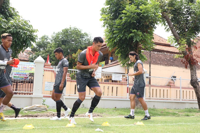 Pemain persita saat latihan.