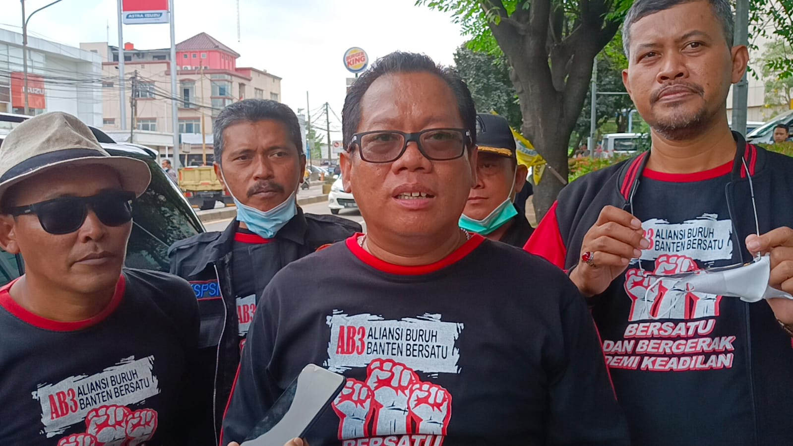 Buruh dari Tangerang bergerak ke kantor Gubernur Banten di Serang, Banten, untuk menuntut kenaikan upah tahun 2022.