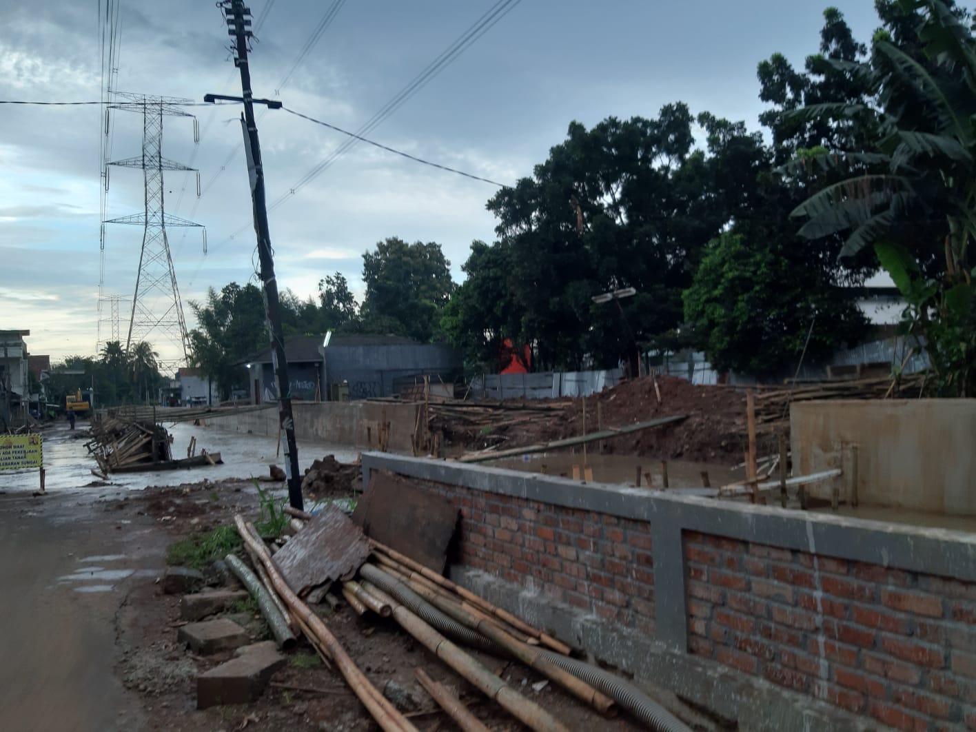 Aliran sungai saat direvitalisasi guna mencegah terjadinya banjir di salah satu area titik banjir ketika hujan tiba, Tangerang Selatan.