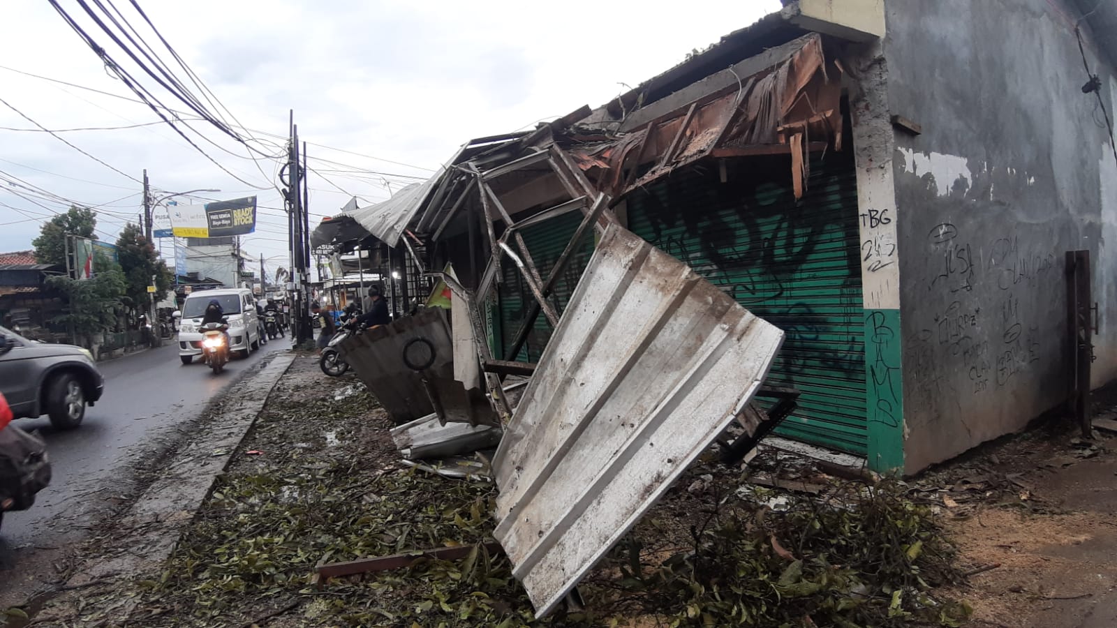Sejumlah ruko dipinggir jalan hancur berantakan akibat tertimpa pohon mangga besar yang tertanam di Jalan Surya Kencana, Pamulang, Tangerang Selatan tumbang pada Selasa, 2 November 2021.