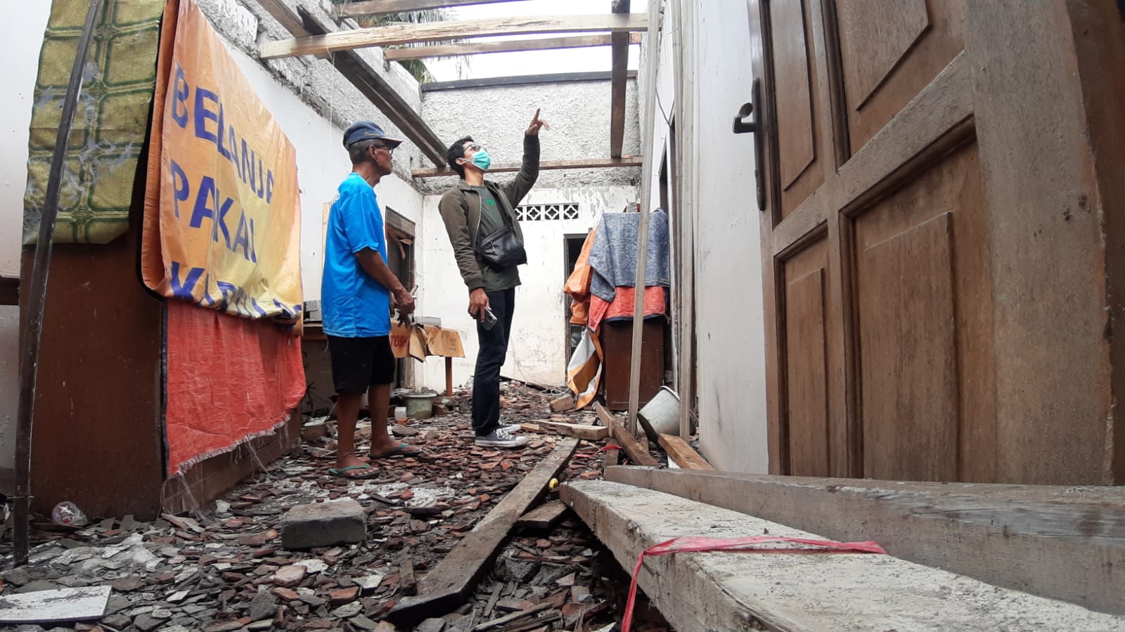 Satu unit rumah ambruk akibat diterjang hujan deras di Kampung Batas Indah RT 05 RW 01, Pondok Betung, Pondok Aren, Tangerang Selatan.