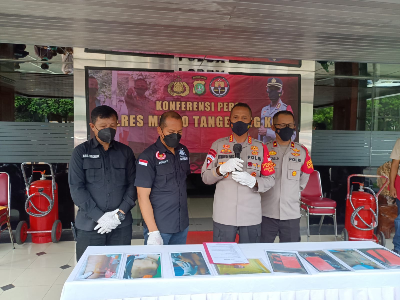 Polres Metro Tangerang Kota barang bukti serta foto titik penusukan terhadap dua orang pedagang dalam jumpa pers di aula Mapolres Metro Tangerang Kota, Rabu 3 November 2021.