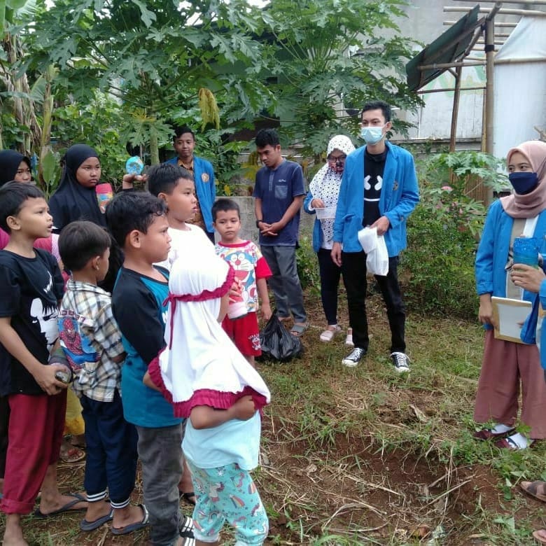 Kelompok PmKM Universitas Pamulang, Prodi Akuntansi memberi arahan terhadap anak-anak untuk bercocok tanam sebagai simbol pengabdian kepada masyarakat.