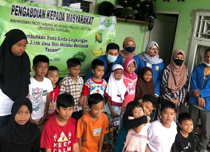Kelompok PmKM Universitas Pamulang, Prodi Akuntansi berswa foto bersama anak-anak selepas bercocok tanam sebagai simbol pengabdian kepada masyarakat.