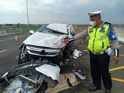 Satu unit mobil yang ditumpangi Vanessa Angel dan suami serta 5 penumpang lainya hancur lebur di Tol Nganjuk arah Surabaya, Jawa Timur, Kamis siang, 4 November 2021.