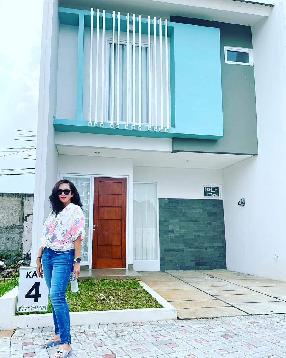 Artis Ussy Sulistiawaty, ternyata tengah menggeluti bisnis properti. Istri Andika Pratama ini tengah membangun perumahan di kawasan Pamulang, Kota Tangerang Selatan.