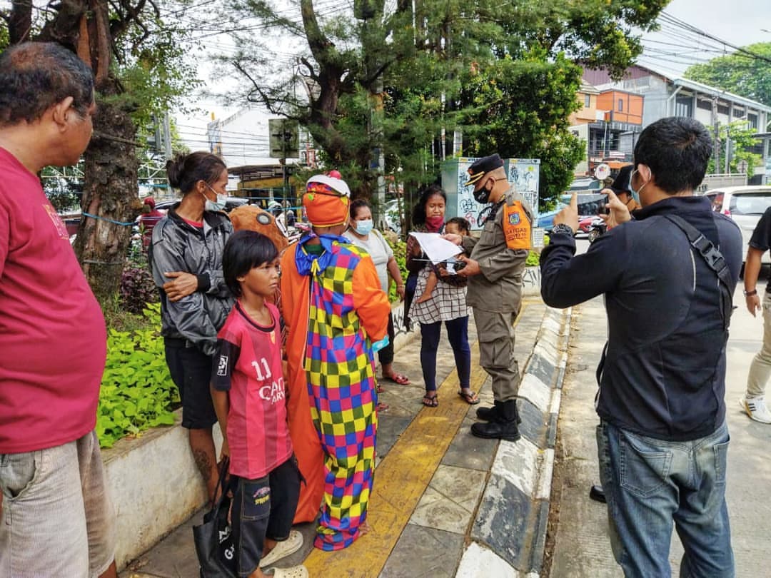 Sejumlah pengemis dan pengamen boneka yang membawa anak kecil di Kota Tangsel diamankan petugas Satpol PP, Sabtu 7 November 2021.