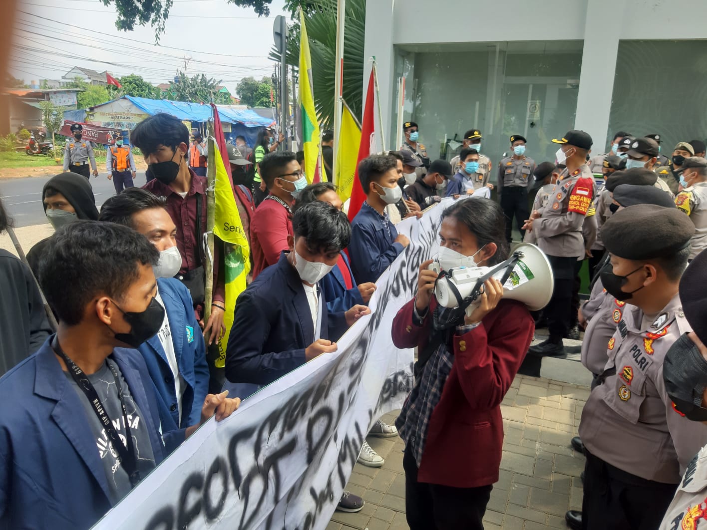 Puluhan mahasiswa dari berbagai organisasi yang tergabung dalam kelompok Cipayung Plus menyerbu Kantor Pemerintahan Kota Tangerang Selatan, Senin, 8 November 2021 siang.
