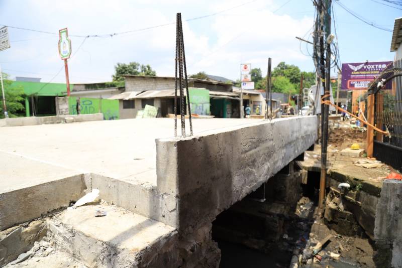 Pembangunan jembatan yang berlokasi di wilayah Kecamatan Larangan, Kota Tangerang, Selasa 9 November 2021.