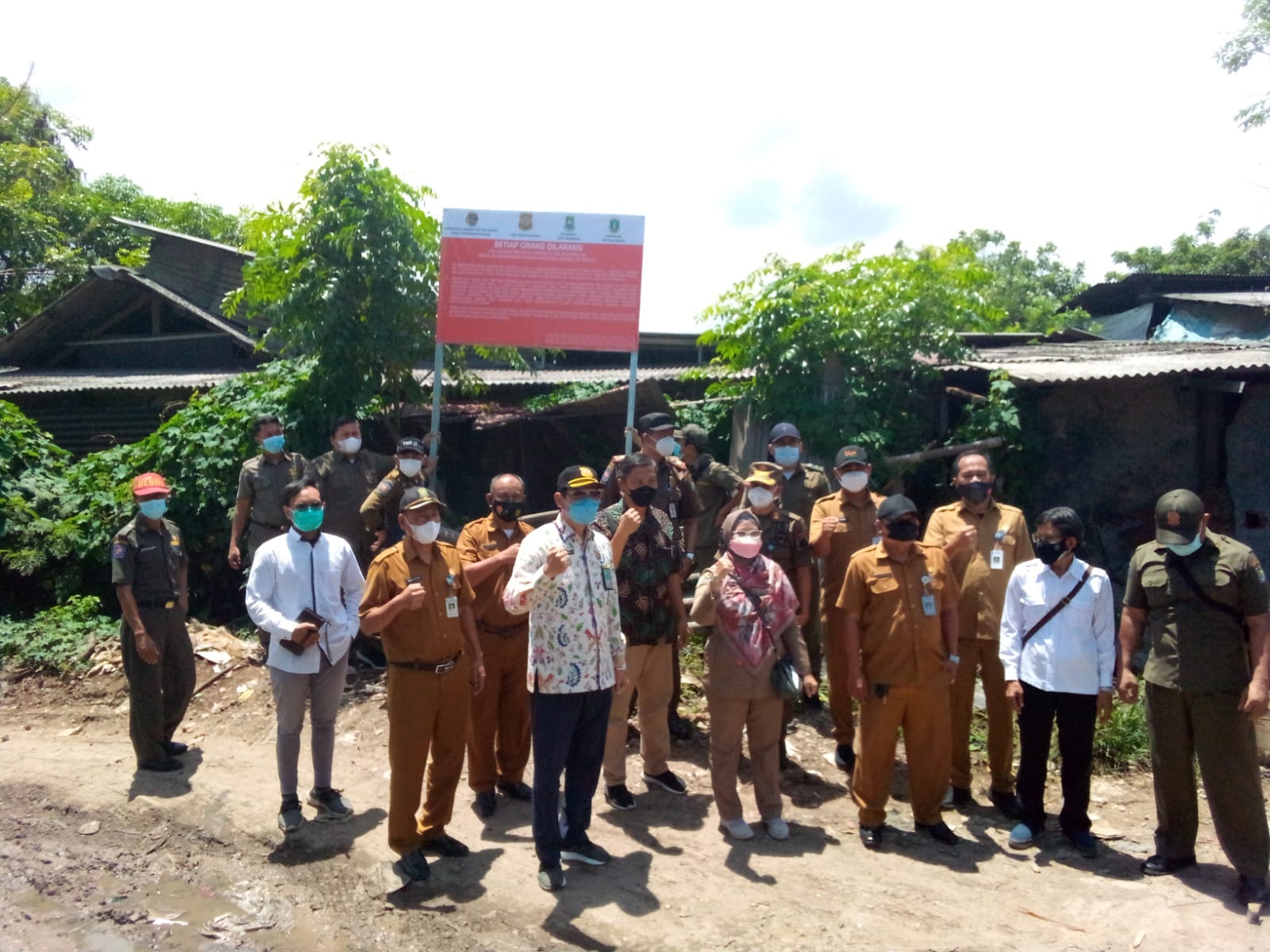 Pihak Kementerian Agraria dan Tata Ruang/Badan Pertanahan Nasional (ATR/BPN) selepas menyegel kawasan Daerah Aliran Sungai (DAS) Cisadane di Neglasari, Kota Tangerang