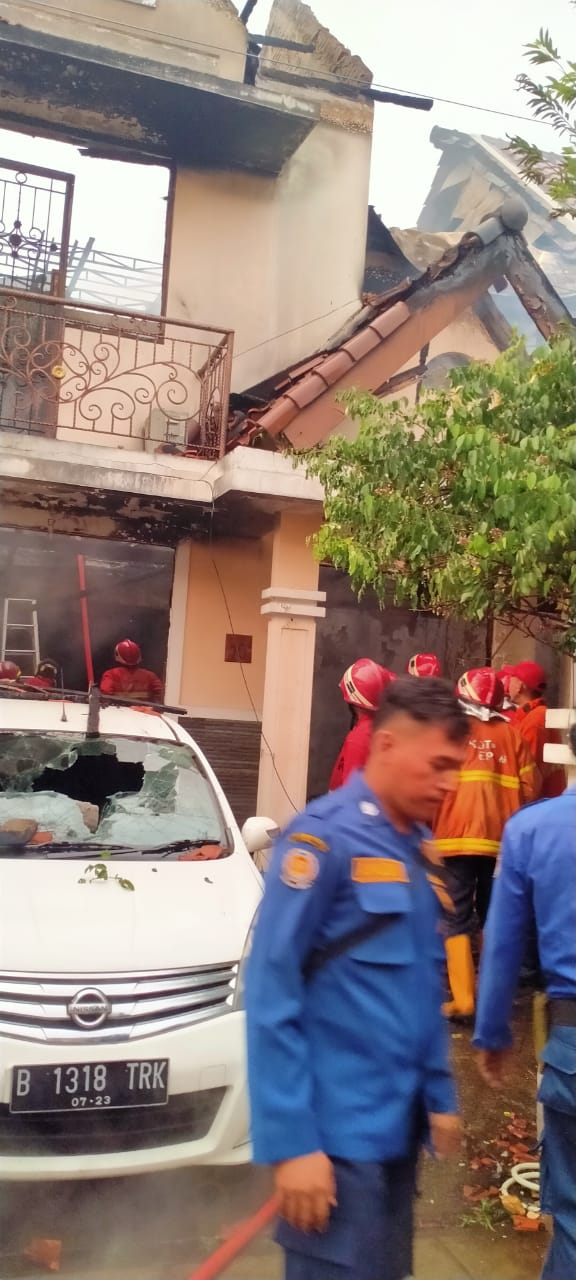 Petuga gabungan saat tiba di lokasi terbakar nya rumah di perumahan Metland Puri Blok B 7 No 10, Kelurahan Petir, Kecamatan Cipondoh, Kota Tangerang.