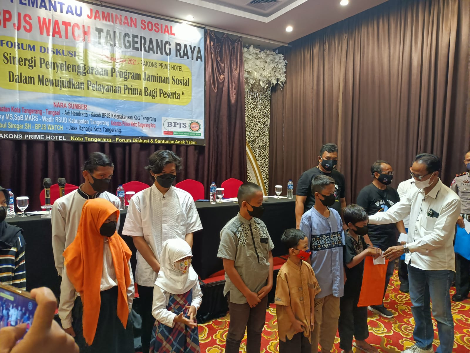 Badan Penyelenggara Jaminan Sosial (BPJS) dalam acara HUT BPJS Watch Tangerang Raya ke-7 yang dikemas dalam santunan anak yatim di Hotel Pakons Kota Tangerang, Rabu 10 November 2021.