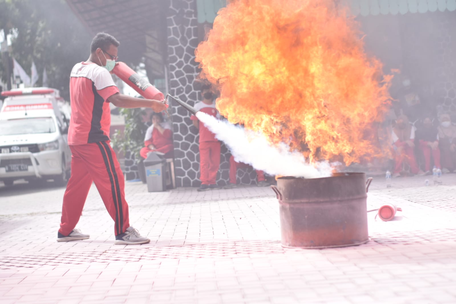 Palang Merah Indonesia Kota Tangerang bekerja sama dengan Badan Penanggulangan Bencana Daerah Kota Tangerang melakukan pelatihan dan simulasi kebakaran di lingkungan kerja di aula Gedung Laboratorium PMI Kota Tangerang, Jumat 12 November 2021.