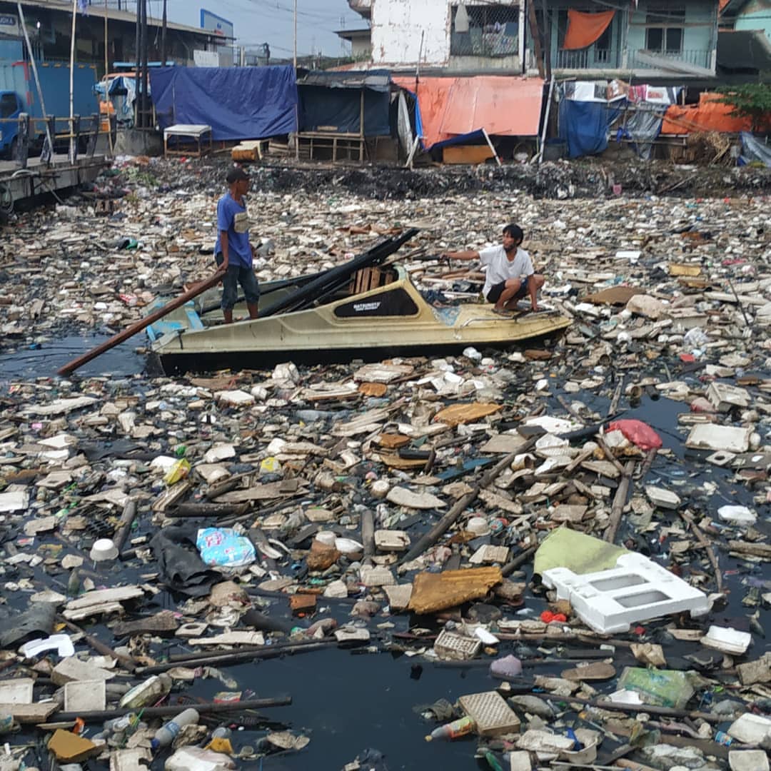 Tampak lautan sampah di Kali Prancis, Dadap, Kecamatan Kosambi, Kabupaten Tangerang.