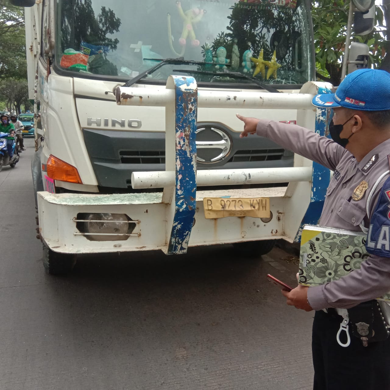 Satu unit angkutan kota (angkot) dengan kondisi hancur parah di Jalan Marsekal Suryadharma, Neglasari, Kota Tangerang, Senin 15 November 2021 pagi.