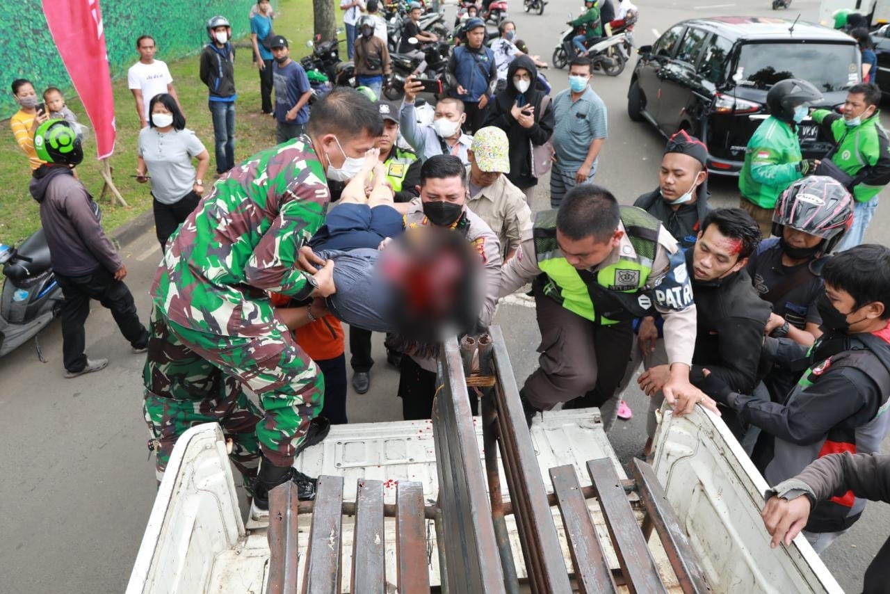Kecelakaan tunggal sepeda motor terjadi di Jalan Boulevard Citra Raya, tepatnya di Bundaran 5, Kelurahan Mekar Bakti, Kecamatan Panongan, Kabupaten Tangerang, Senin 15 November 2021 siang.