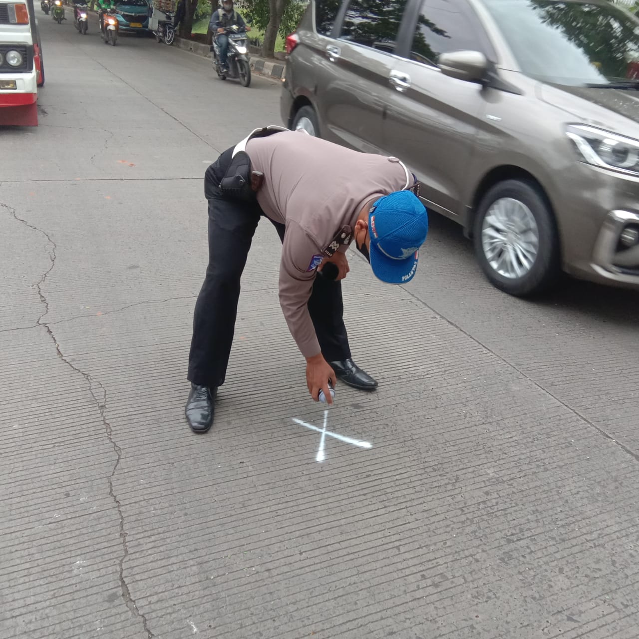 	Satu unit angkutan kota (angkot) dengan kondisi hancur parah di Jalan Marsekal Suryadharma, Neglasari, Kota Tangerang, Senin 15 November 2021 pagi.