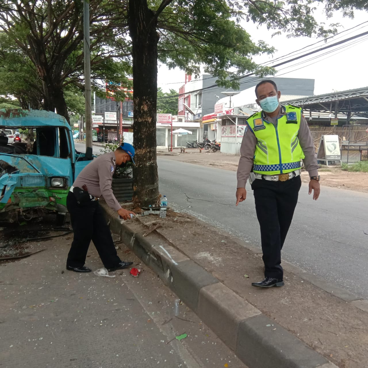 Satu unit angkutan kota (angkot) dengan kondisi hancur parah di Jalan Marsekal Suryadharma, Neglasari, Kota Tangerang, Senin 15 November 2021 pagi.