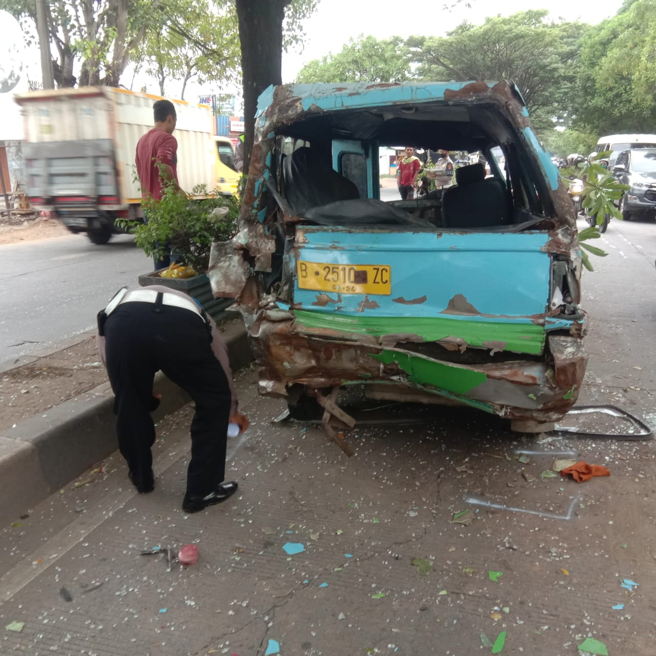 Satu unit angkutan kota (angkot) dengan kondisi hancur parah di Jalan Marsekal Suryadharma, Neglasari, Kota Tangerang, Senin 15 November 2021 pagi.