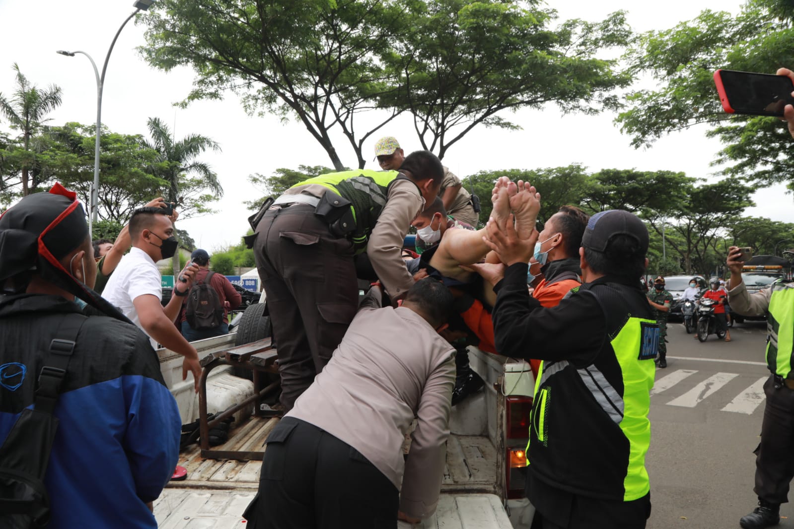 Kecelakaan tunggal sepeda motor terjadi di Jalan Boulevard Citra Raya, tepatnya di Bundaran 5, Kelurahan Mekar Bakti, Kecamatan Panongan, Kabupaten Tangerang, Senin 15 November 2021 siang.