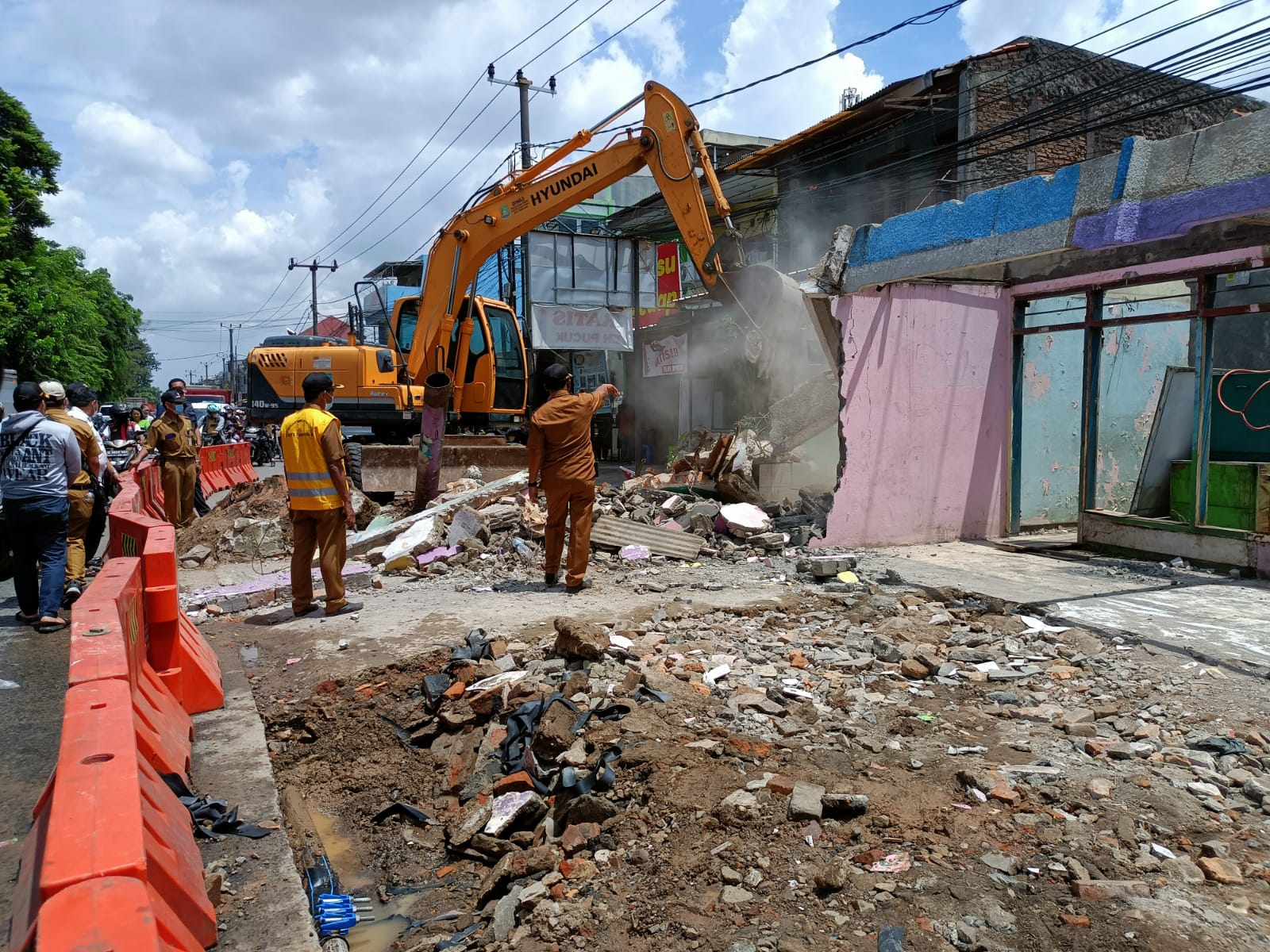 	Dinas Pekerjaan Umum dan Penataan Ruang (PUPR) membongkar rumah yang berdiri di tengah Jalan Maulana Hasanudin, Kecamatan Batuceper, Kota Tangerang.