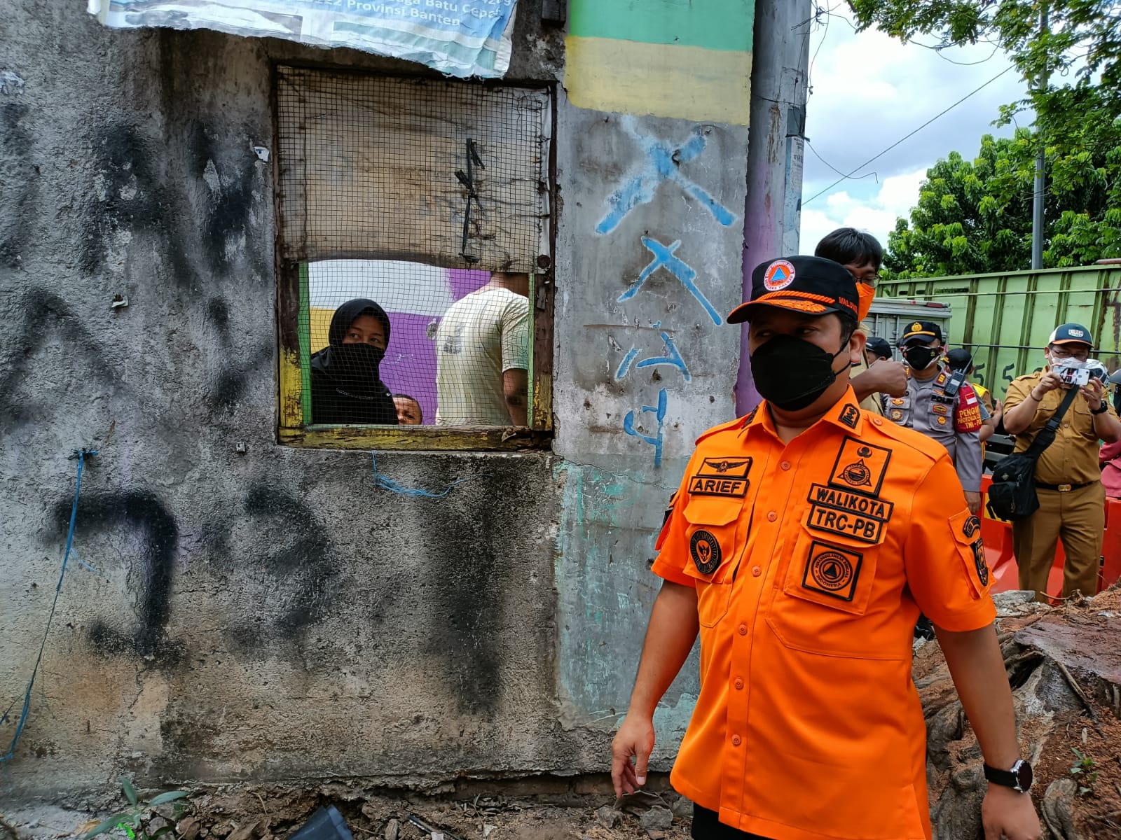 Wali Kota Tangerang Arief R Wismansyah saat berada di area rumah yang berdiri di tengah Jalan Maulana Hasanudin, Kecamatan Batuceper, Kota Tangerang.