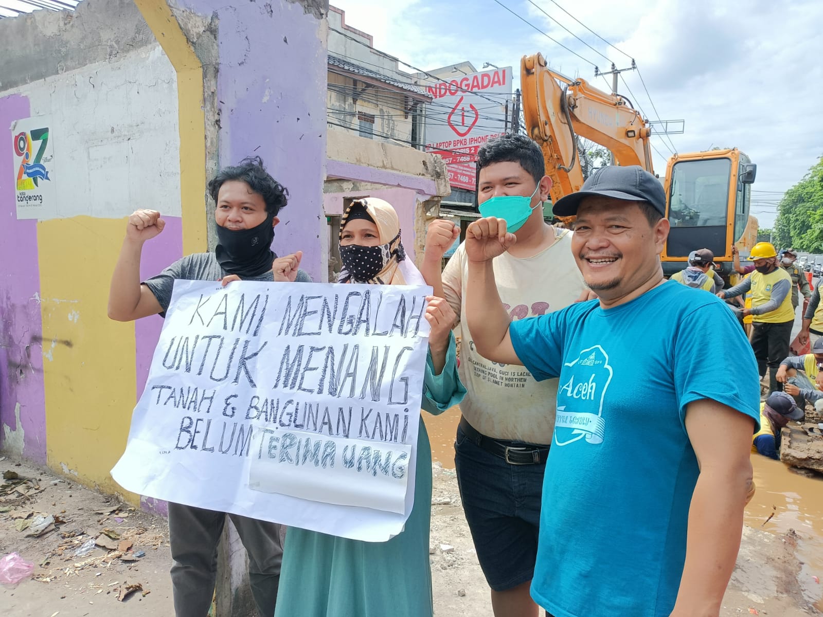 Keluarga yang memilik rumah yang berdiri di tengah Jalan Maulana Hasanudin, Kecamatan Batuceper, Kota Tangerang.