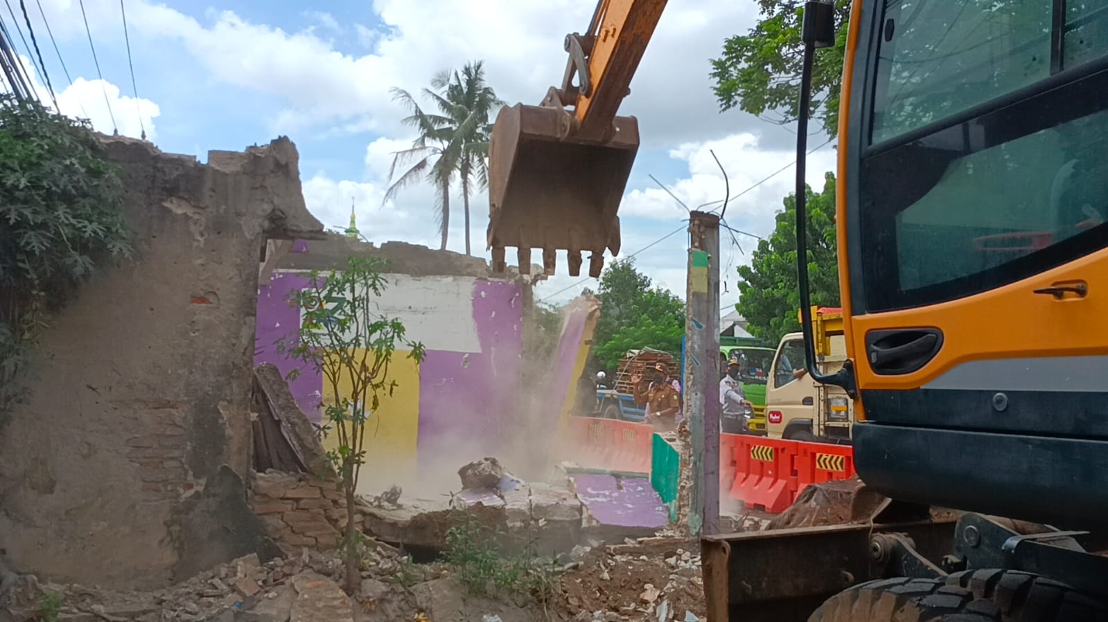 Dinas Pekerjaan Umum dan Penataan Ruang (PUPR) membongkar rumah yang berdiri di tengah Jalan Maulana Hasanudin, Kecamatan Batuceper, Kota Tangerang.