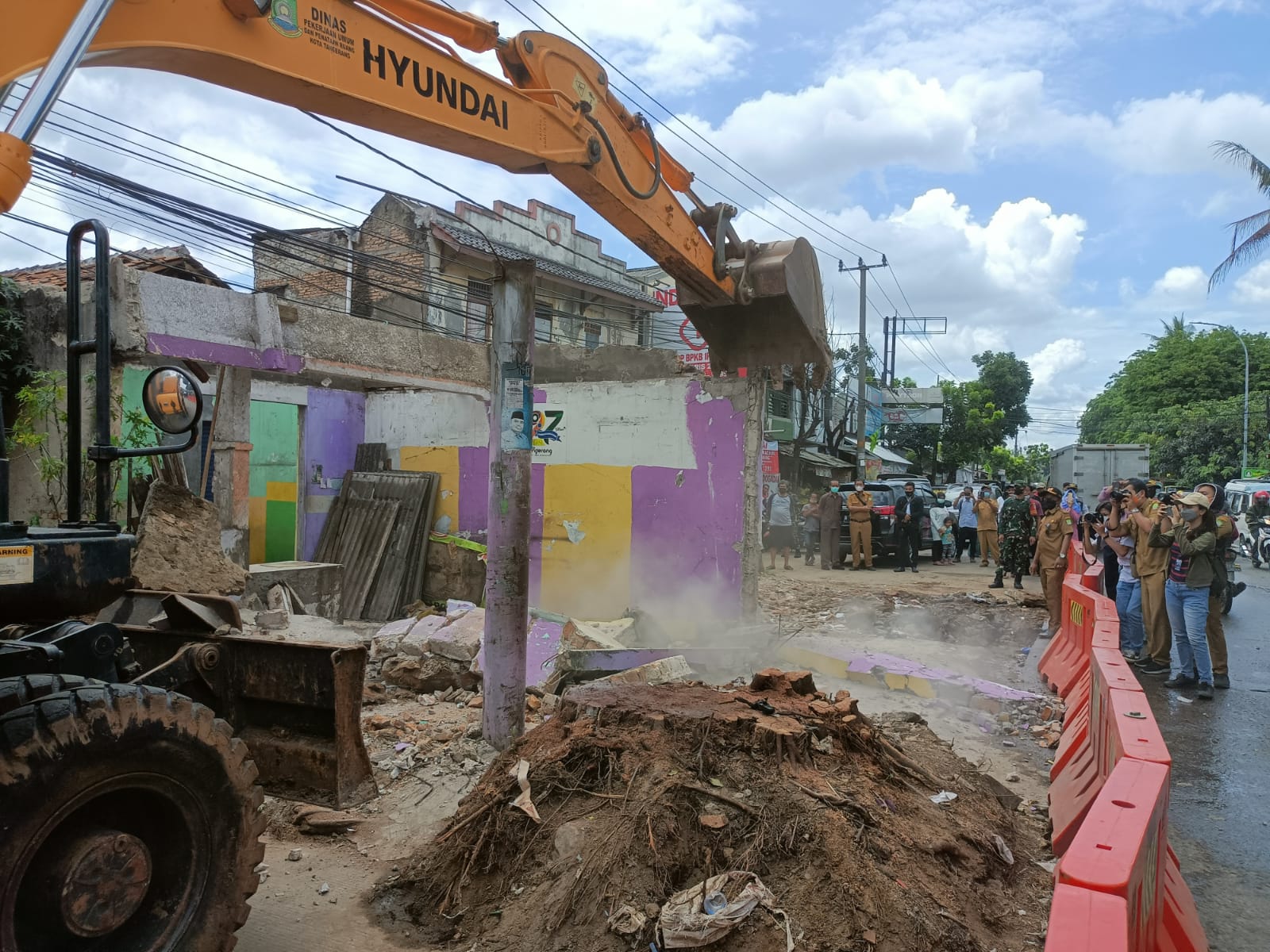 Dinas Pekerjaan Umum dan Penataan Ruang (PUPR) membongkar rumah yang berdiri di tengah Jalan Maulana Hasanudin, Kecamatan Batuceper, Kota Tangerang.