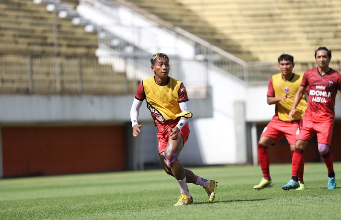 Pemain persita dalam menjalani latihan untuk persiapan laga pekan kedua belas sekaligus laga perdana BRI Liga 1 2021/2022 Series Ketiga.