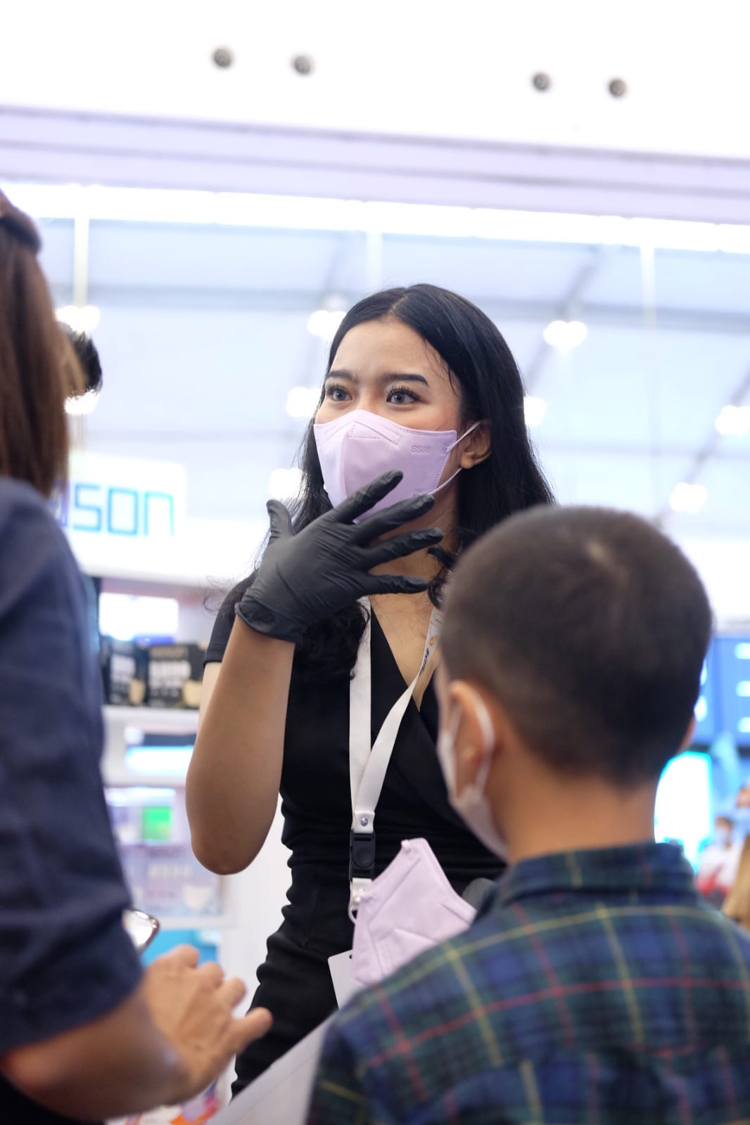 Ke dua Usher berpartisipasi dalam penyelenggaraan pameran otomotif GAIKINDO Indonesia International Auto Show (GIIAS) 2021 di Indonesia Convention Exhibition (ICE) BSD, Tangerang.