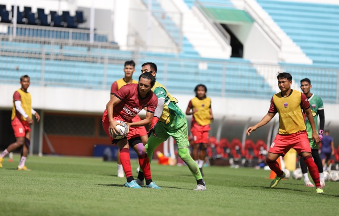 Pemain persita dalam menjalani latihan untuk persiapan laga pekan kedua belas sekaligus laga perdana BRI Liga 1 2021/2022 Series Ketiga.