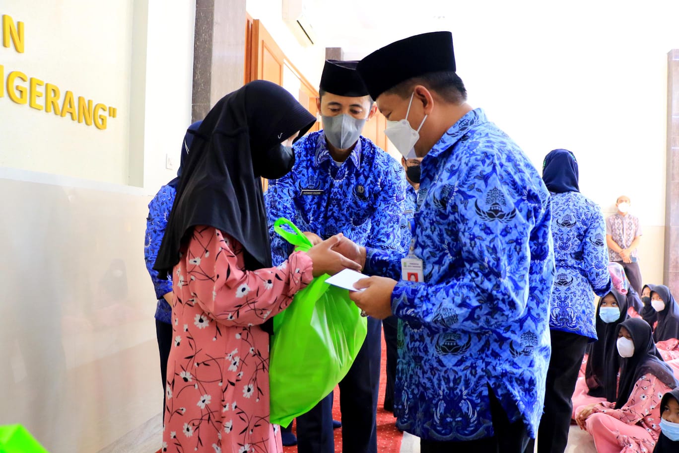 Wali Kota Tangerang H. Arief R. Wismansyah saat memberikan santunan langsung kepada anak yatim di Yayasan Putra Asih Tangerang, Rabu 17 November 2021.