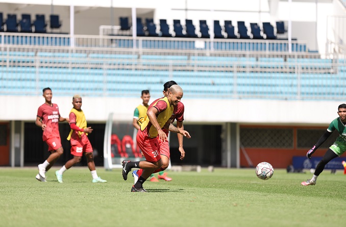 Pemain persita dalam menjalani latihan untuk persiapan laga pekan kedua belas sekaligus laga perdana BRI Liga 1 2021/2022 Series Ketiga.