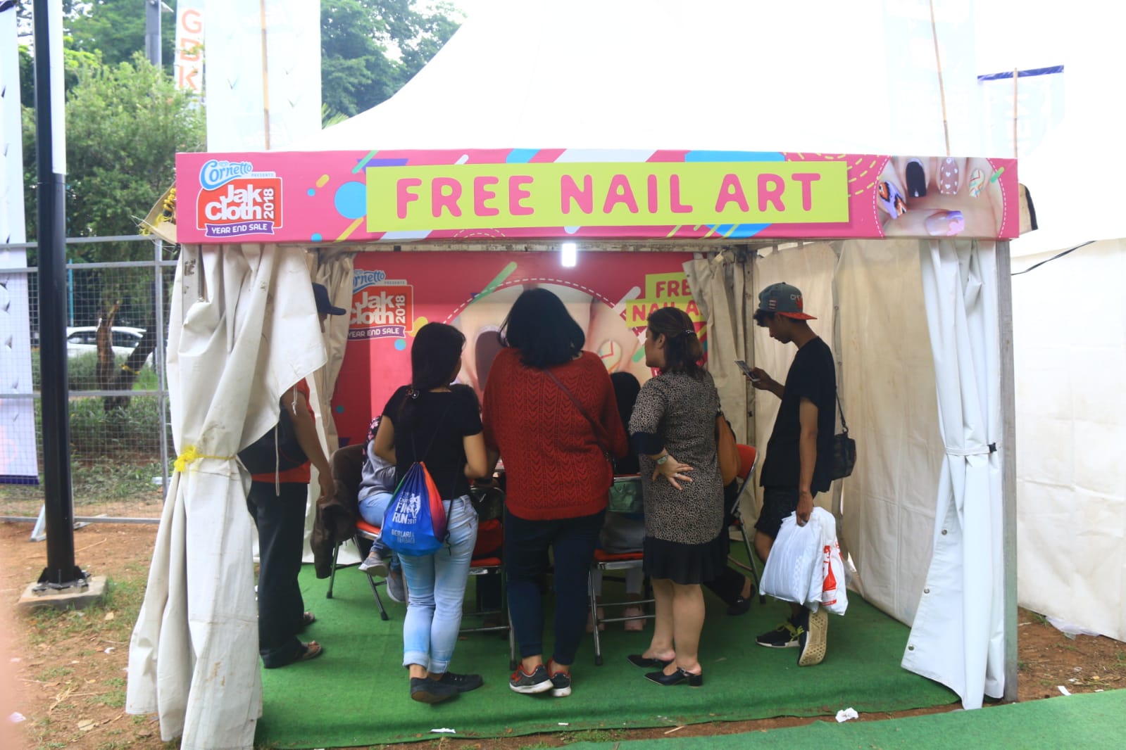 Pengunjung Event tahunan Jakcloth saat berbelanja di salah satu store yang di selengarakan di Cikupa, Kabupaten Tangerang.