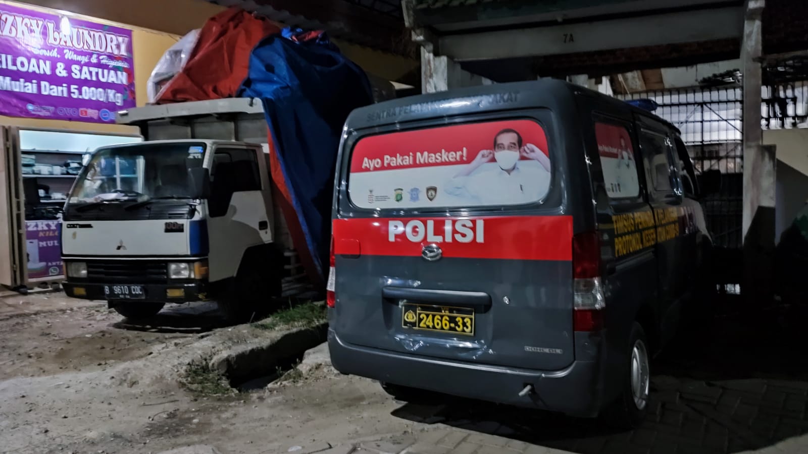 	Anggota kepolisian grebek ruko berisi ratusan botol miras ditemukan di gudang Gang Parit, Kecamatan Cipondoh, Kota Tangerang, Kamis 18 November 2021 malam.