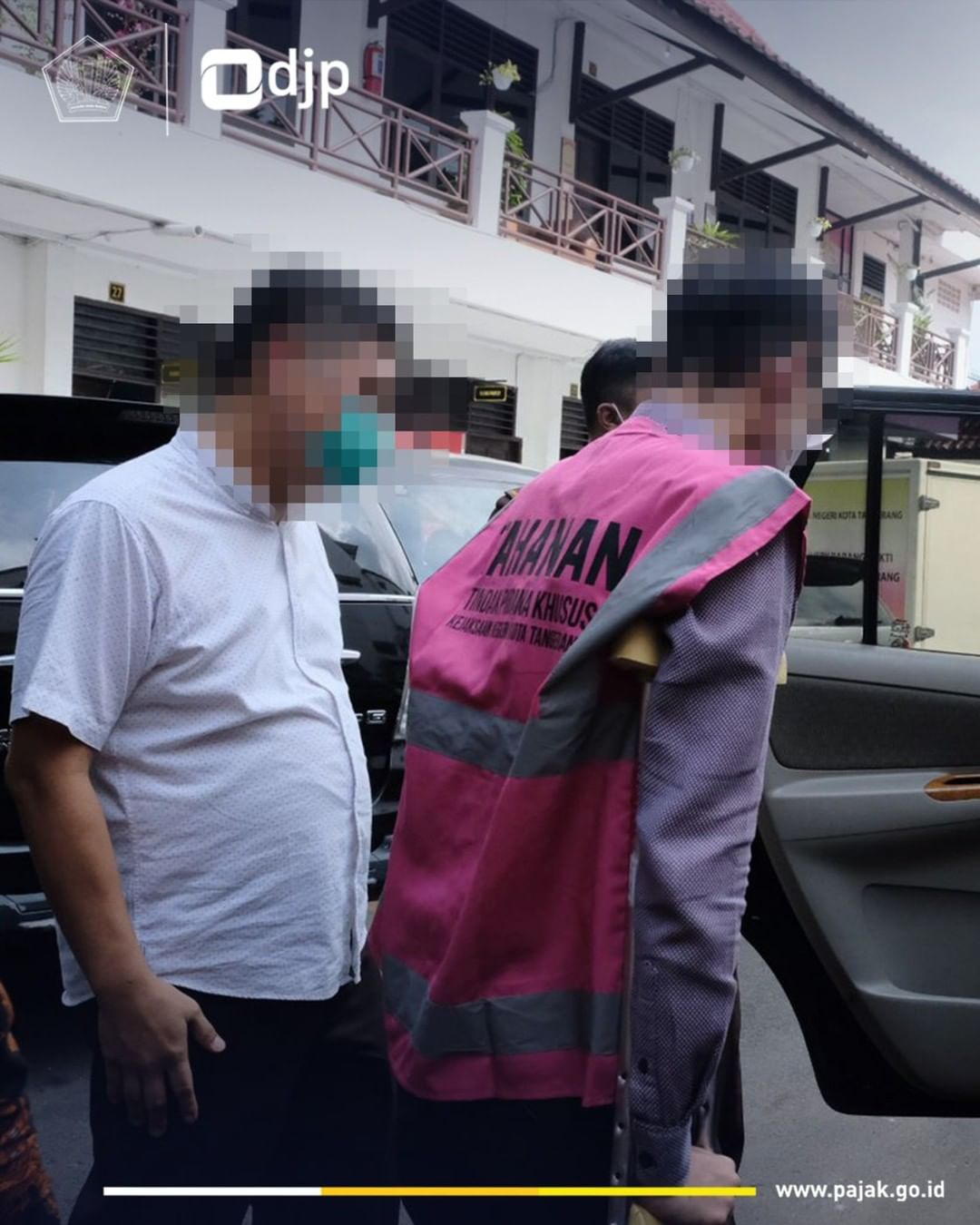 Penyerahan kunci satu unit mobil kepada perwakilan Kejaksaan Negeri (Kejari) Kota Tangerang.