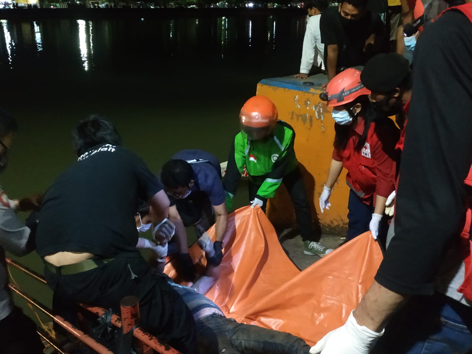 Petugas PMI Kota Tangerang saat mengevakuasi jasad pria ditemukan mengambang di Sungai Cisadane dekat Taman Dayung, Kota Tangerang.