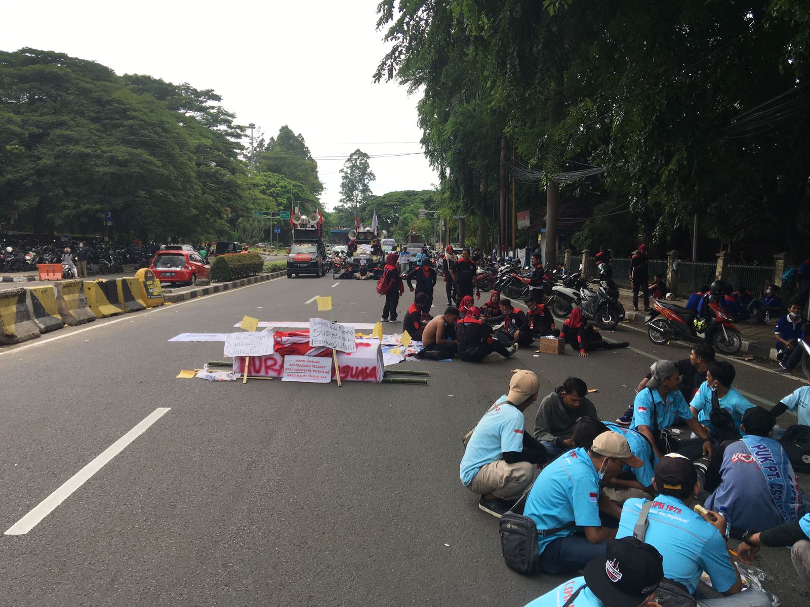 Ratusan buruh yang tergabung dalam Aliansi Buruh Banten Bersatu (AB3) melakukan pengawalan rapat Dewan Pengupahan Kota (Depeko) terkait pembahasan upah minimum kota tahun 2022 menuju kantor Dinas Ketenagakerjaan Kota Tangerang, Senin 22 November 2021.