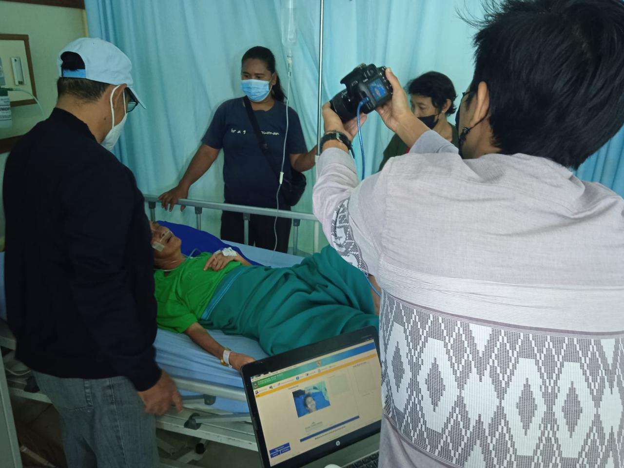 Petugas Dinas Kependudukan dan Pencatatan Sipil (Disdukcapil) saat mengunjungi pasien terbaring sakit di Rumah Sakit, Senin 22 November 2021. 