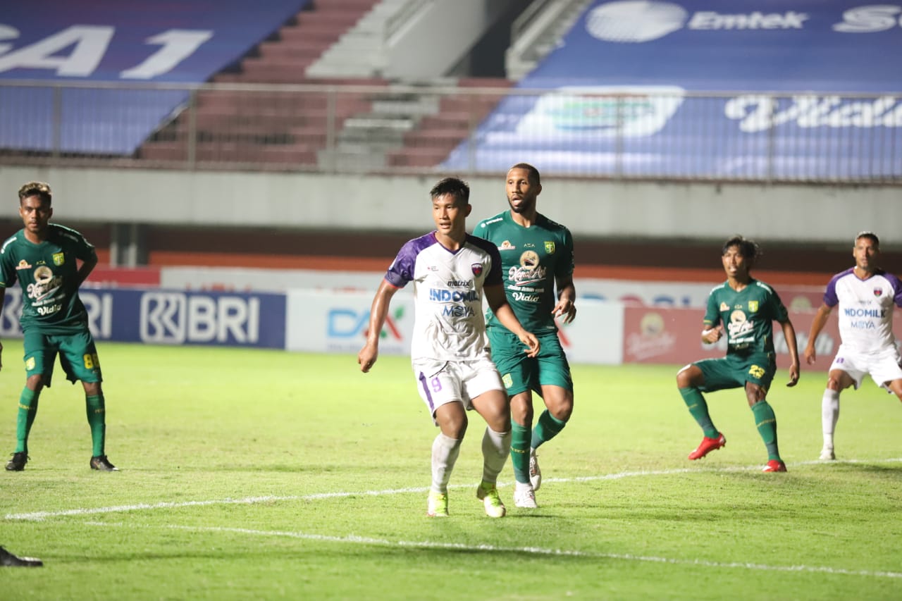 Persita Tangerang saat melawan Persebaya di Stadion Maguwoharjo, Sleman, Yogyakarta.