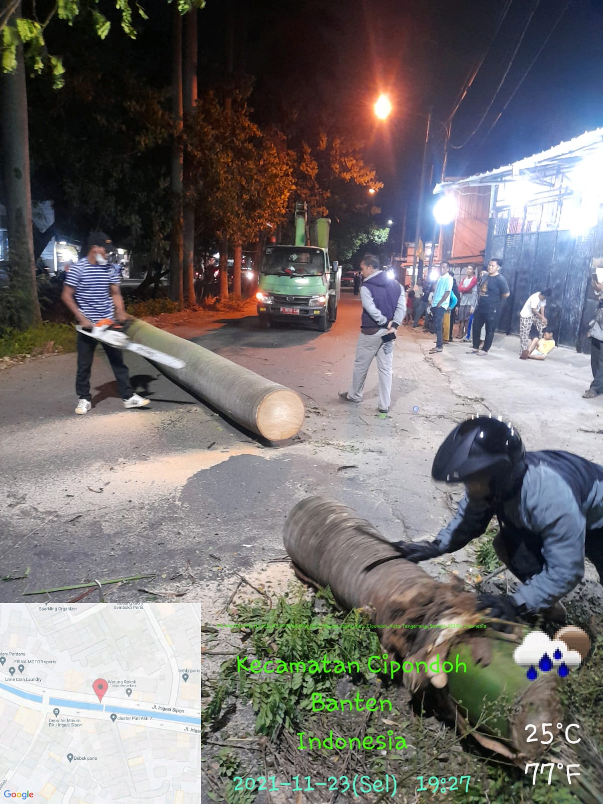 Peristiwa angin kencang mengakibatkan empat pohon di Kota Tangerang tumbang, Selasa 23 November 2021 malam.