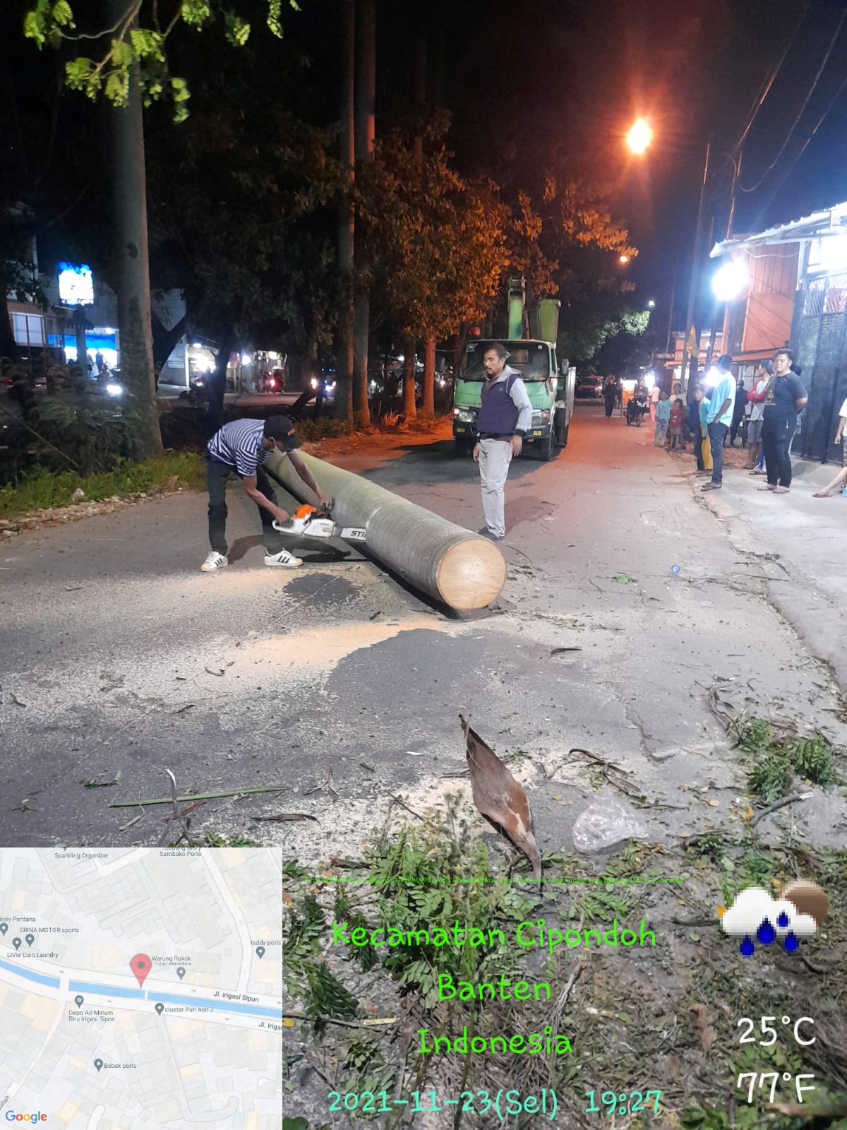 Peristiwa angin kencang mengakibatkan empat pohon di Kota Tangerang tumbang, Selasa 23 November 2021 malam.