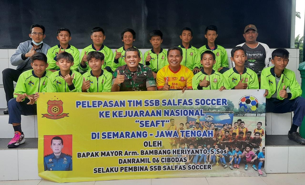 Danramil 06/Cibodas Mayor Arm Bambang Haryanto melepas keberangkatan Tim (Sekolah Sepak Bola) Salfas Soccer U-13, Rabu 24 November 2021, sore, di Halaman Koramil 06/ Cibodas, Kota Tangerang.