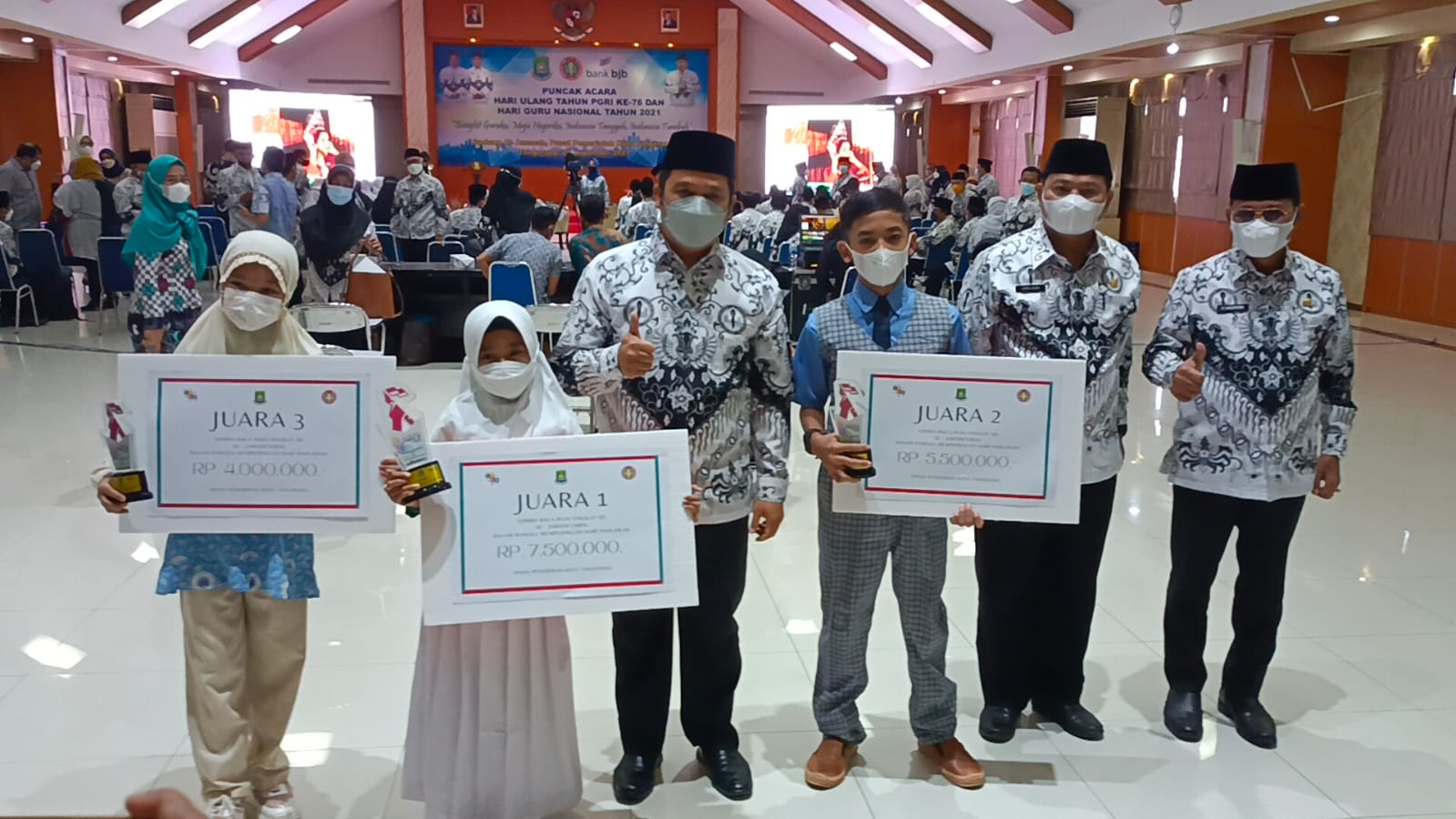 Pemerintah Kota Tangerang melalui Dinas Pendidikan menggelar puncak acara dalam rangka peringatan Hari Guru Nasional dan HUT PGRI tahun 2021.