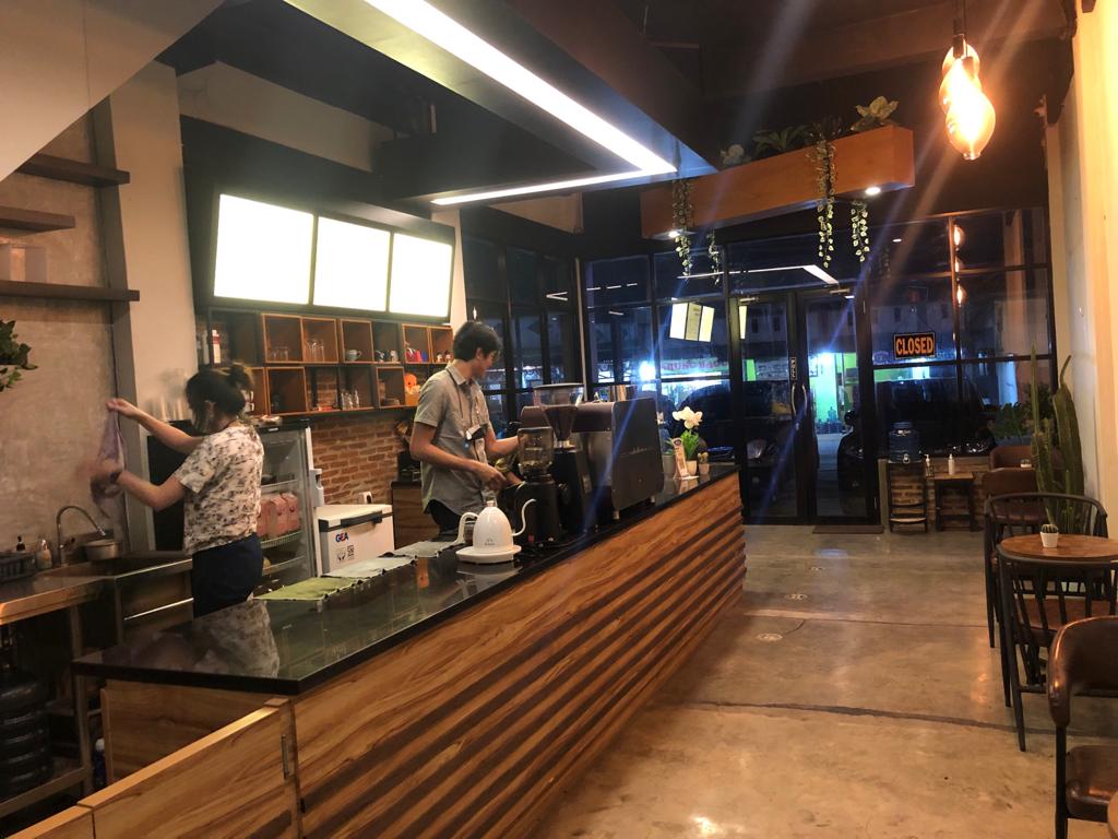 Atmosver Cafe yang berlokasi di Citra Raya, Jalan Pertamina, Kecamatan Panongan, Kabupaten Tangerang.