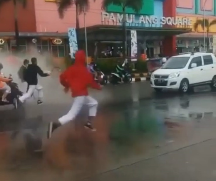 Tangkapan layar dua kelompok pelajar terlibat tawuran tepat di depan Pamulang Square, Jalan Siliwangi, Pamulang, Tangerang Selatan, Kamis, 25 November 2021, petang.