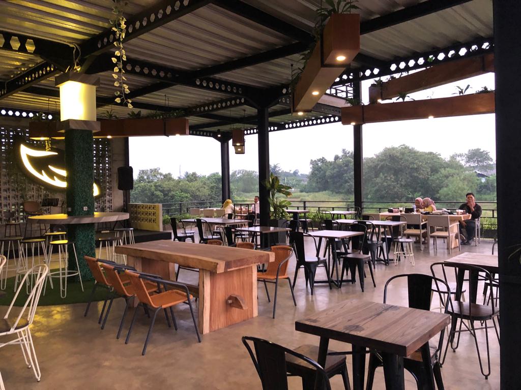 Atmosver Cafe yang berlokasi di Citra Raya, Jalan Pertamina, Kecamatan Panongan, Kabupaten Tangerang.