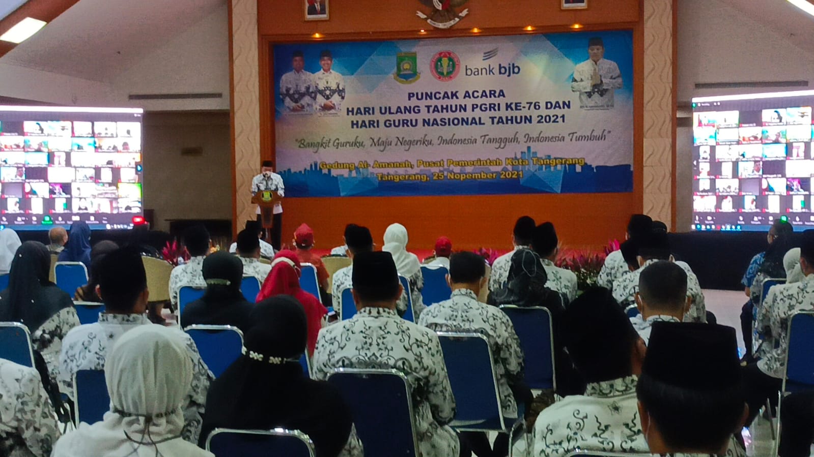 Pemerintah Kota Tangerang melalui Dinas Pendidikan menggelar puncak acara dalam rangka peringatan Hari Guru Nasional dan HUT PGRI tahun 2021.