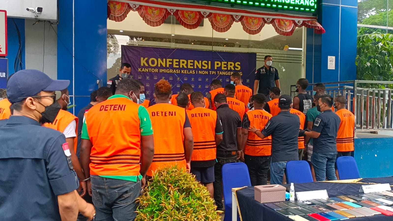 Aparat Imigrasi Kelas I Non TPI Tangerang menangkap sebanyak 24 orang warga negara (WN) Afrika di apartemen wilayah Kota Tangerang, Jumat 26 November 2021.